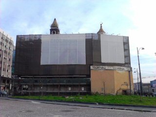 La chiesa di Portosalvo senza tabelloni pubblicitari