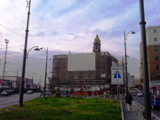 La chiesa di Portosalvo senza tabelloni pubblicitari